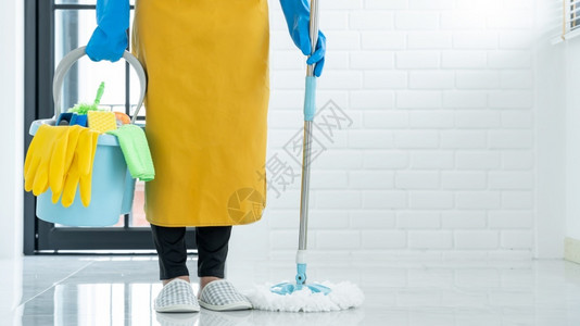 青年女管家或拖把清洁地板上洗衣涤戴防护手套家务清洁服保护的屋手动图片