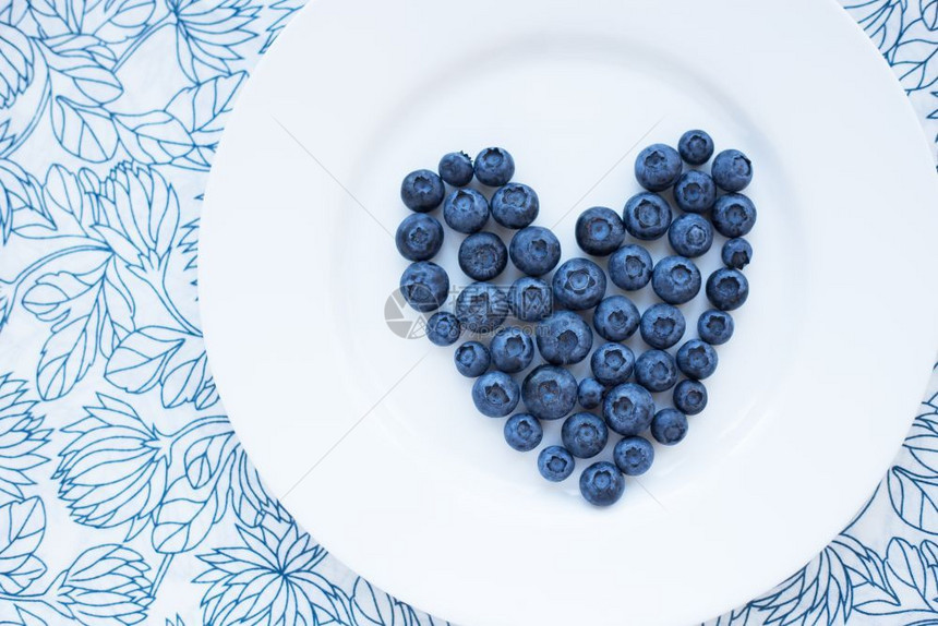 浆果一种饮食蓝莓在白板上的心脏形状情人节卡片蓝莓在白板上的心脏形状图片