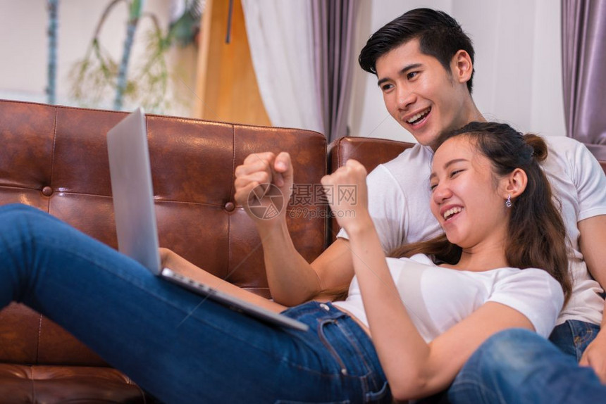女恋人使用笔记本电脑的爱人和情侣概念的亚洲年轻夫妇蜂蜜月和婚礼主题内与约会闲暇图片