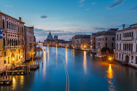 景观欧洲从意大利威尼斯学院桥看大运河和圣玛丽亚德拉礼教堂圣诞老人图片