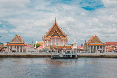 昭披耶宗教的白色坎拉亚那米特WatKanlayanamitWoramahaviharn或WatKalaya位于泰国湄南河背景