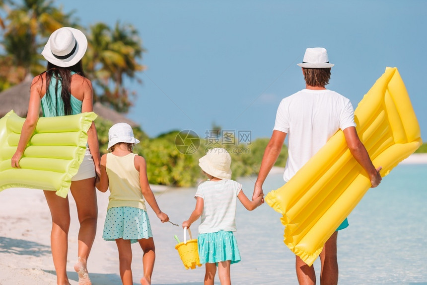 暑假在沙滩上快乐度假的家庭图片