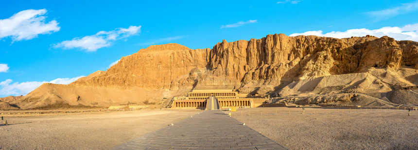 埃及卢克索Hatshepsut寺庙全景埃及Hatshepsuut寺的全景纪念碑哈特谢普苏日出图片