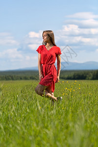 淑女户外穿着红礼服的年轻女孩在草坪上自然图片