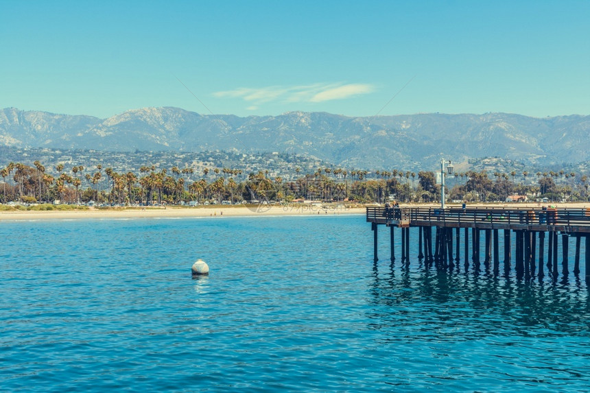夏天美国加利福尼亚太平洋沿岸的圣巴拉蓝色水图片