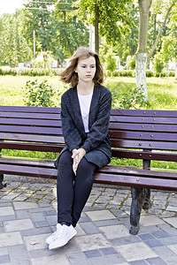 在公园里休息的女孩图片