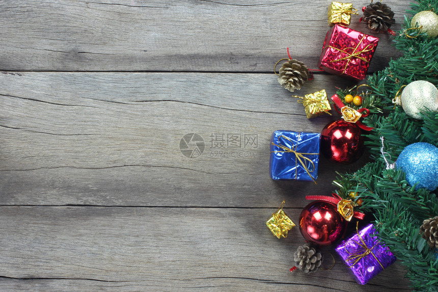 金子在木质地板Top视图上设置圣诞合成装饰品并有复制空间为您设计优质的礼物图片