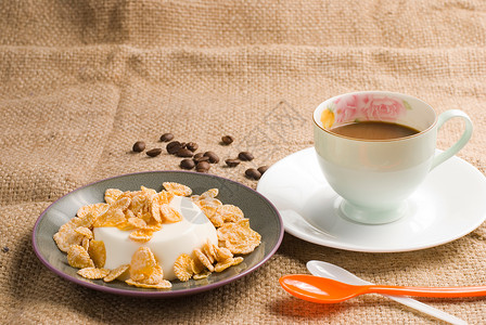 饮料牛奶布丁甜脆薯条和菜底咖啡亚麻布目的图片