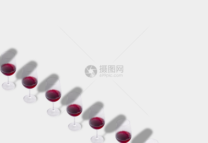 红葡萄酒杯的最小构成背景目的透明收藏图片