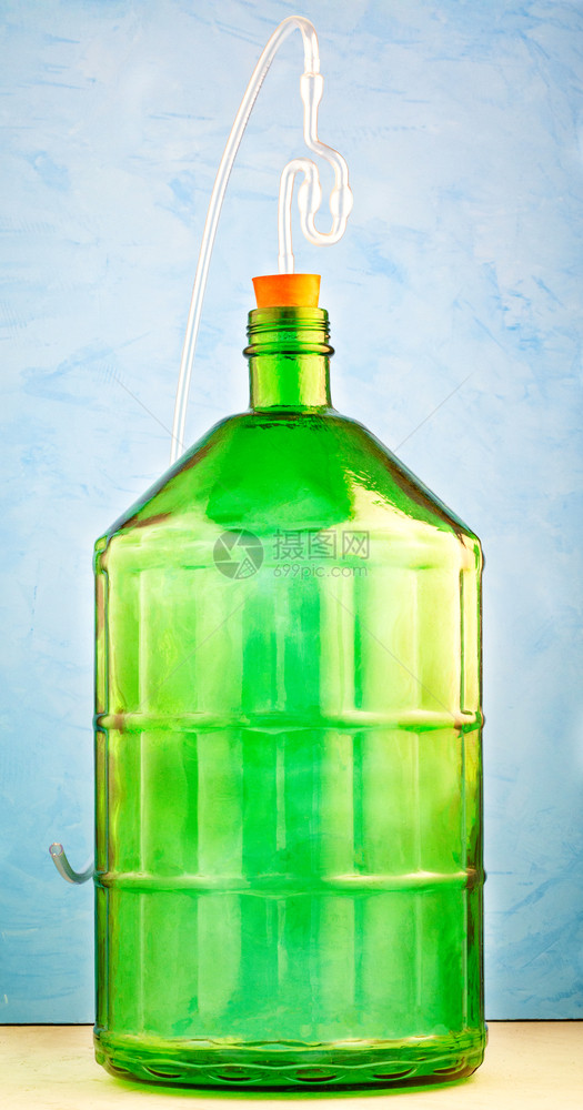 2升玻璃罐由厚绿色制成装有水锁是自制酿酒的最佳高容量玻璃器A2升玻璃罐由厚绿色制成蓝底面上有一个水锁运输复古的贮存图片