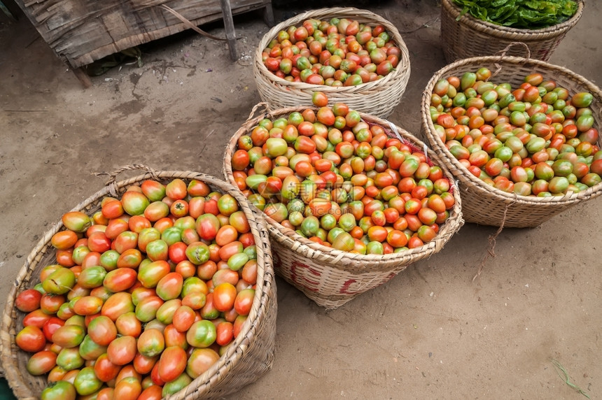 健康消费者为了成熟的有机西红柿在户外亚洲市场蒲甘缅甸旅游目的地出售图片