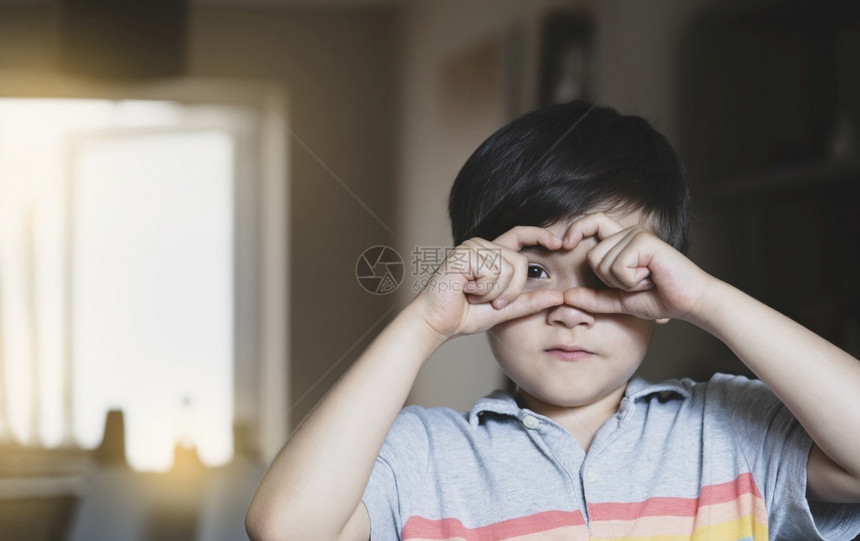 用心形手指看着相机的肖像快乐带有文本的复制空间积极的孩子用手显示心脏标志用爱的概念拍摄可快乐的孩子白种人折断微笑图片