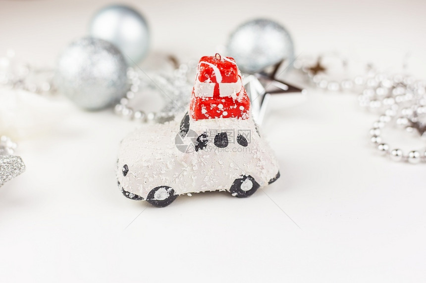 灰色调的美丽节日装饰框架中央屋顶上有礼物的小车新年气氛灰色调的美丽节日装饰框架中央屋顶上有礼物的小型汽车新年气氛可爱的圣诞节白色图片