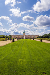 夏洛滕贝格贵族德国柏林2019年8月6日夏洛滕堡皇宫史豪斯夏洛滕堡和德国柏林花园夏洛滕堡宫殿和德国柏林花园纪念碑遗产背景