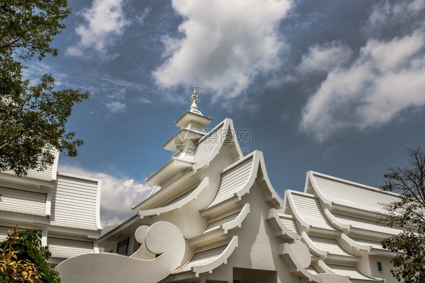 泰国清莱20年9月5日在泰国清莱著名的WatRongKhun白殿展出雕塑抽象的信仰传统图片