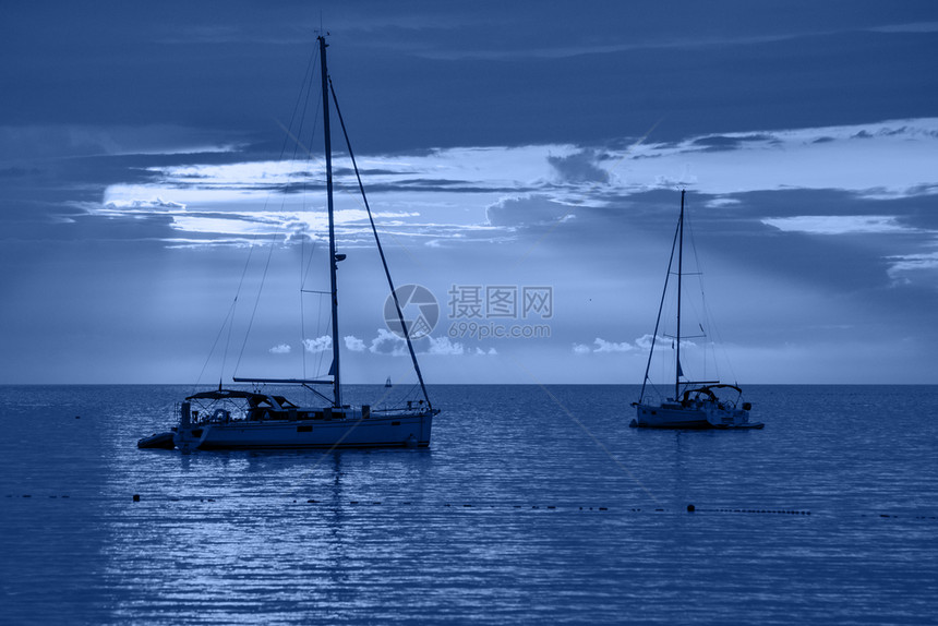 反射美丽的夜海游艇和满月夜经典蓝色海景时尚横幅与20年夏季概念美丽的夜海游艇和满月夜经典蓝色海景发光的夏天图片