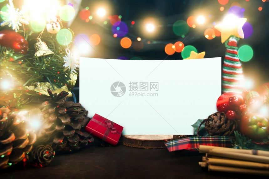 庆祝圣诞快乐和新年概念带有装饰礼品箱圣诞树松锥照明和白纸复制文字版面的首饰礼品盒松果照明和白皮书新的装饰图片