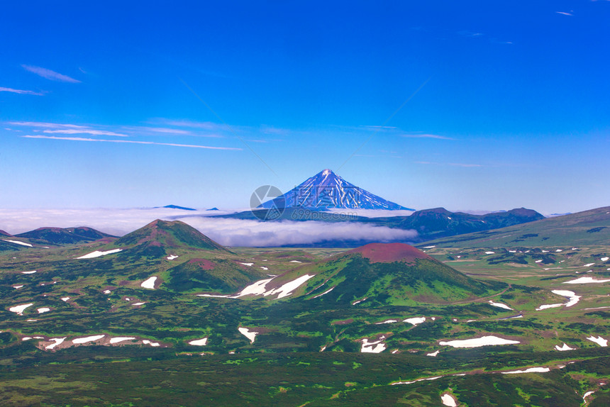 水俄罗斯堪察加穆特诺夫斯基火山脚下谷全景俄罗斯堪察加穆特诺夫斯基火山脚下谷全景溪流风优美图片