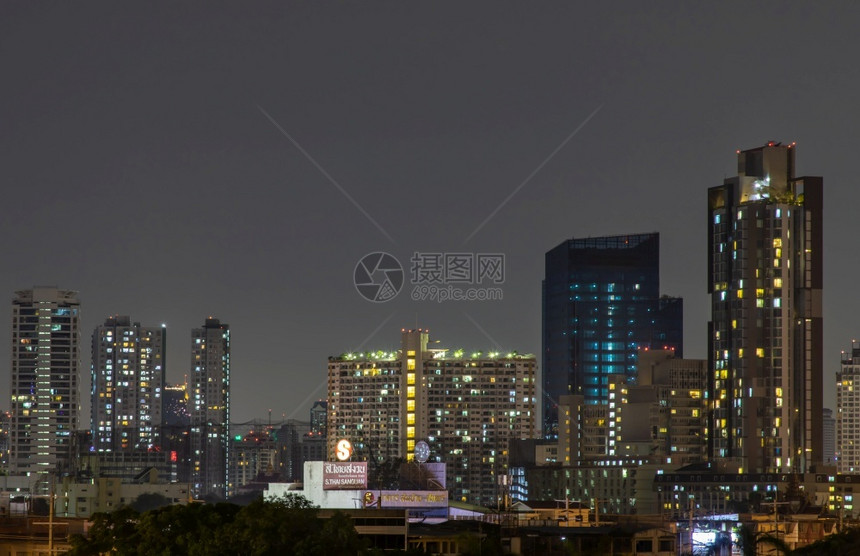 戏剧摩天大楼镇泰国曼谷20年4月5日曼谷市中心夜景时在商业区美丽的暮光给城市带来了现代风格有选择的焦点图片