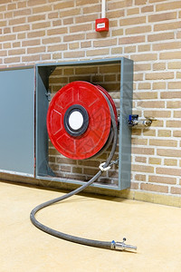 电子的救援学校建筑墙上挂着的雷子红消防水管轻敲图片