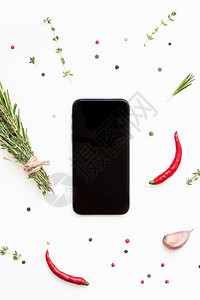 高架盐意大利语白色背景的智能手机模拟假冒空白文本间带绿色草药和香料菜单设计食品博客谱烹饪手册或配有素材的送餐程序背景图片