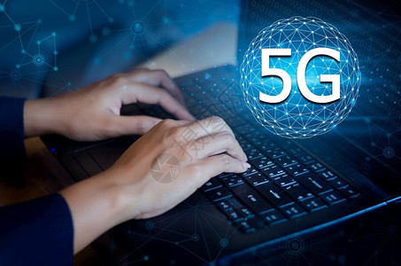 5g来了保持象征5g地球商人连接了全世界的服务员手拿着一个带有智能和5G网络连接概念的空数字平板电脑上面有智能和5G网络连接概念电话设计图片
