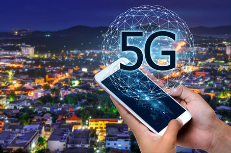 5g来了未来派信息移动的5g地球商人连接了全世界的服务员手拿着一个带有智能和5G网络连接概念的空数字平板电脑上面有智能和5G网络连接概念设计图片