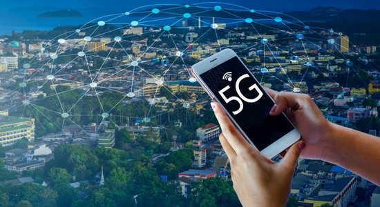 5g来了商业手机互联网5g地球商人连接了全世界的服务员手拿着一个带有智能和5G网络连接概念的空数字平板电脑上面有智能和5G网络连接概念设计图片