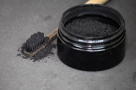 黑凉膏牙刷上的木炭美白牙齿容概念刷上的木炭美白牙齿黑膏自制背景