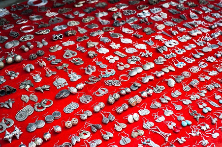 卖珠宝素材卖户外装饰品老挝在亚洲市场上大量廉价的纪念手镯背景