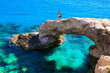 普罗塔拉斯蓝色的山以爱之桥闻名的石雕巨型爱之桥塞浦路斯背景