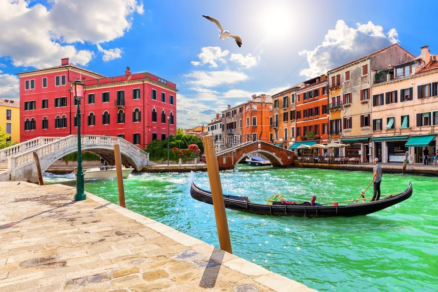 日出蓝色的威尼斯运河贡多拉和中世纪桥梁意大利的美丽景色威尼斯运河贡多拉和中世纪桥梁意大利的美丽景色黄昏图片