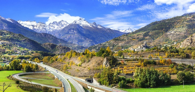纪念碑谷风美丽的山峰吸引力令人印象深刻的阿尔卑斯山脉城堡和葡萄园的风景山谷意大利北部Aosta背景