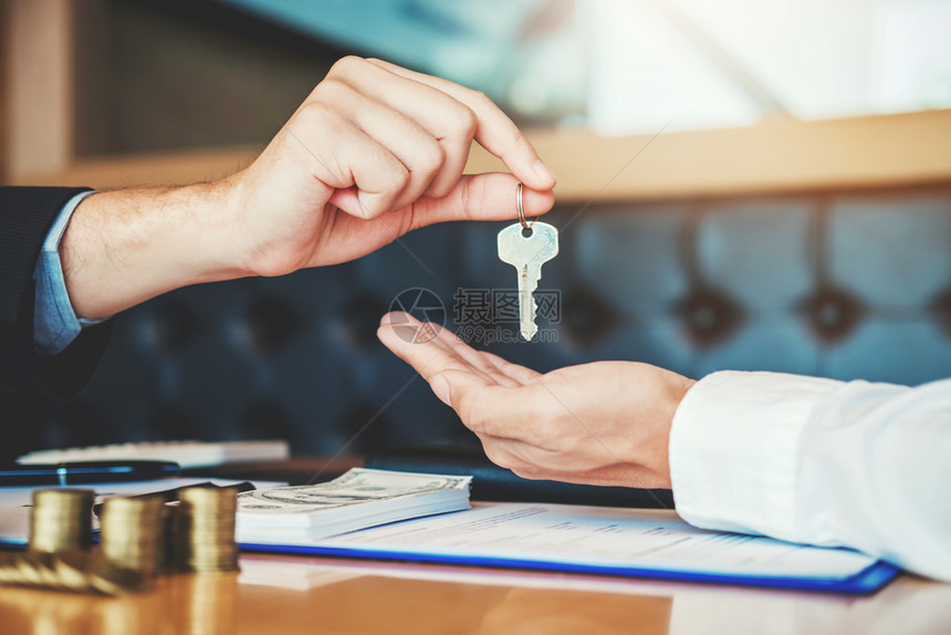 销售代理商向客户提供钥匙房签署协议合同保险自家概念金融的购买利润图片