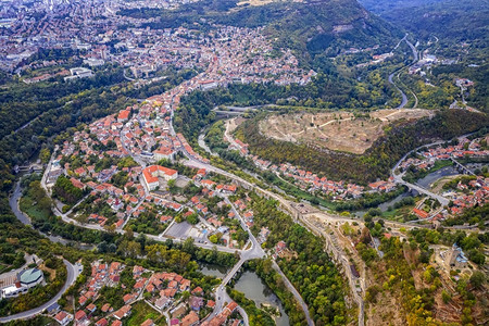帝国从无人机鸟瞰保加利亚大特尔诺沃扬拉河的城市和曲线门著名的图片