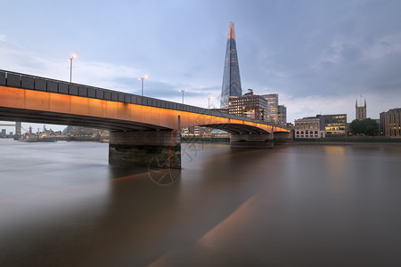晚上的沙哈德桥和伦敦大联合王国伦敦夜晚历史日落图片