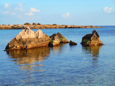 岩石抽象的南意大利海岸日落时的景水图片