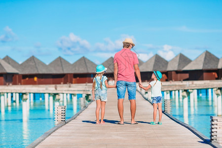 雅虎父亲和小快乐女孩在桥上家庭海滩度假父亲和孩子们享受海滩暑假的期爸跑步背景