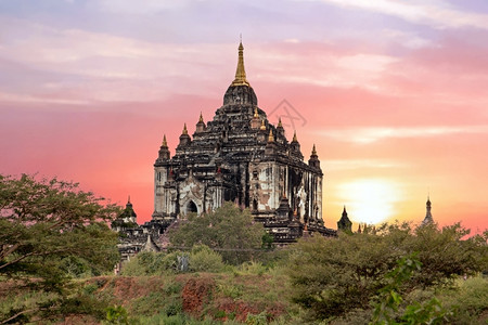 亚洲人地标崇拜缅甸日落时在蒲甘的ShweSandaw塔图片