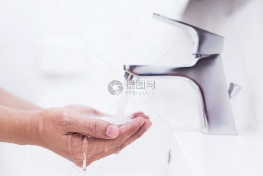 旅行洗涤一个人的手在清洗和用凝胶以防止Covid19保护图片