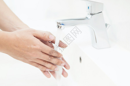 一个人的手在清洗和用凝胶以防止Covid19女士浴室囤积图片