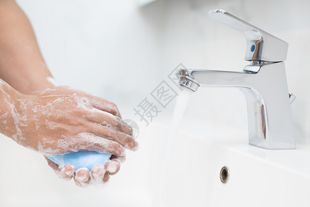 干净的消毒剂手指一个人的在清洗和用凝胶以防止Covid19图片