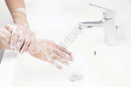 预防男人一个的手在清洗和用凝胶以防止Covid19图片