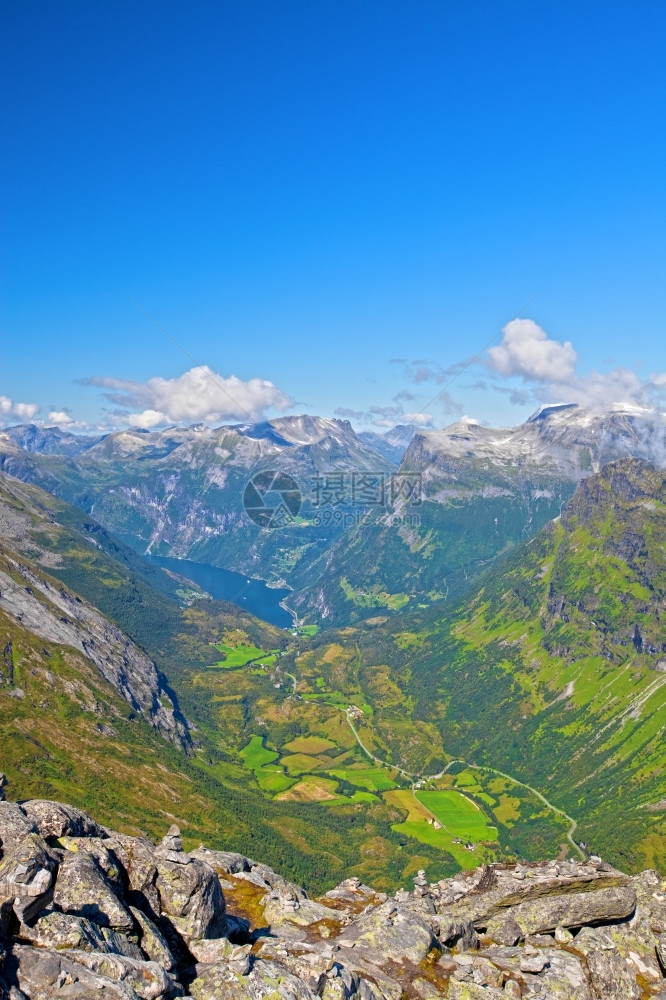 挪威的Geirangerfjord湾环绕着高山达斯尼巴船地区图片