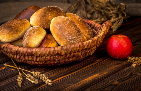 美味的团体乌克兰烤馅饼放在木桌篮子的柳边里热图片
