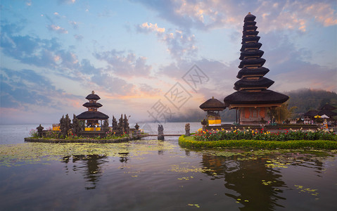 旅行亚洲印度尼西巴厘岛的普拉乌伦达努布坦神庙老的高清图片