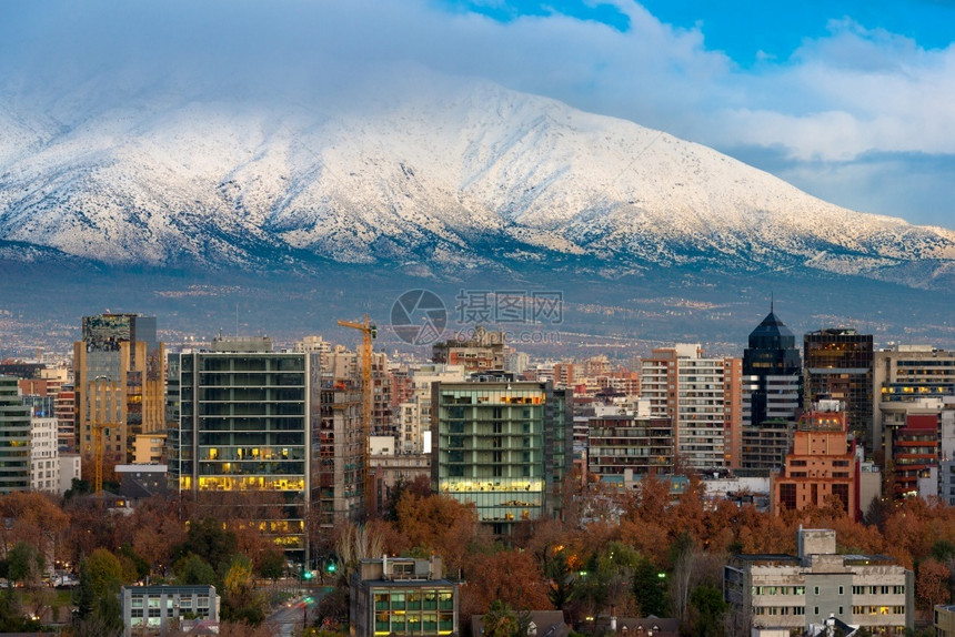 股票旅游天智利圣地亚哥普罗维登西亚背着安第斯山脉的普罗维登西亚区大楼图片