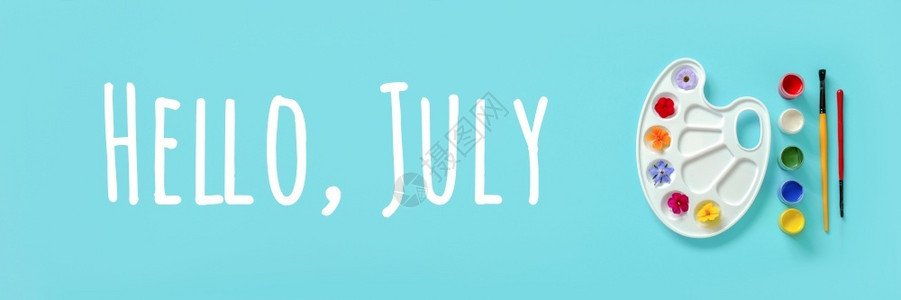 七月你好呀7月的文字本在艺术调色板刷子古阿希蓝色背景的花朵哈罗夏天的顶端视图平坦班纳你好七月的鲜花在艺术调色板蓝背景的古阿奇创意概念哈罗夏插画