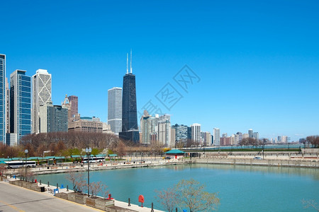 美国伊利诺州芝加哥湖岸和MiltonLeeOlive公园简高楼旅游图片