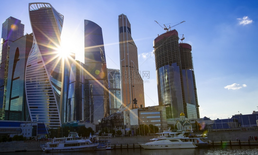 俄罗斯正面镇MOSCOWRUSSIAJULE120莫斯科市国际商业中心的摩天大楼和太阳的灯光莫斯科市国际商业中心的摩天大楼和太阳图片
